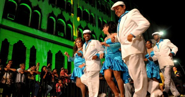 Bailarines de salsa en Cali