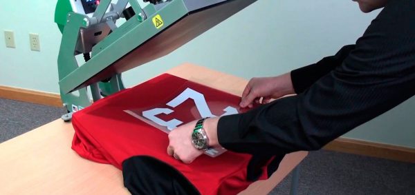 Transfer de vinilo sobre camisetas estampadas